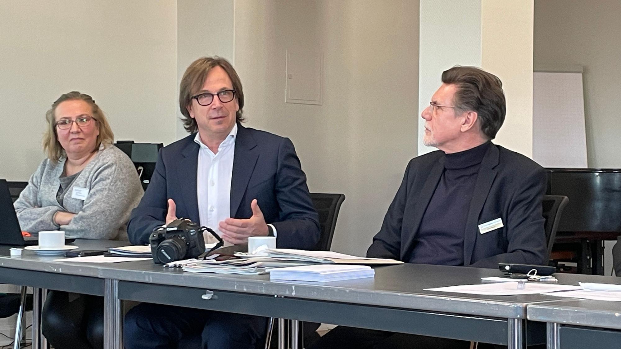 Vorstellung der Jahresbilanz zum Arbeitsmarkt 2023 in Köln: (v.l.) Pressesprecherin des St. Vinzenz-Hospitals Katrin Meyer, Vorsitzender der Geschäftsführung der Kölner Arbeitsagentur Johannes Klapper, und Pressesprecher der Arbeitsagentur Lars Beyer.