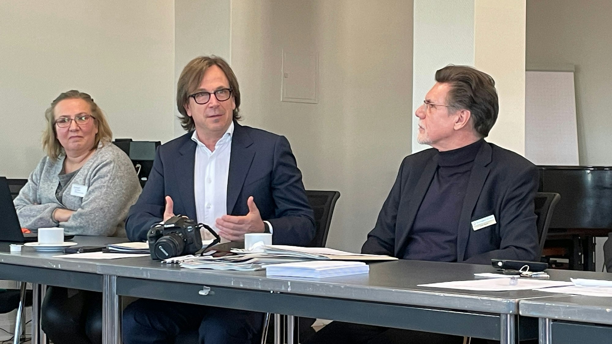 Vorstellung der Jahresbilanz zum Arbeitsmarkt 2023 in Köln: (v.l.) Pressesprecherin des St. Vinzenz-Hospitals Katrin Meyer, Vorsitzender der Geschäftsführung der Kölner Arbeitsagentur Johannes Klapper, und Pressesprecher der Arbeitsagentur Lars Beyer.