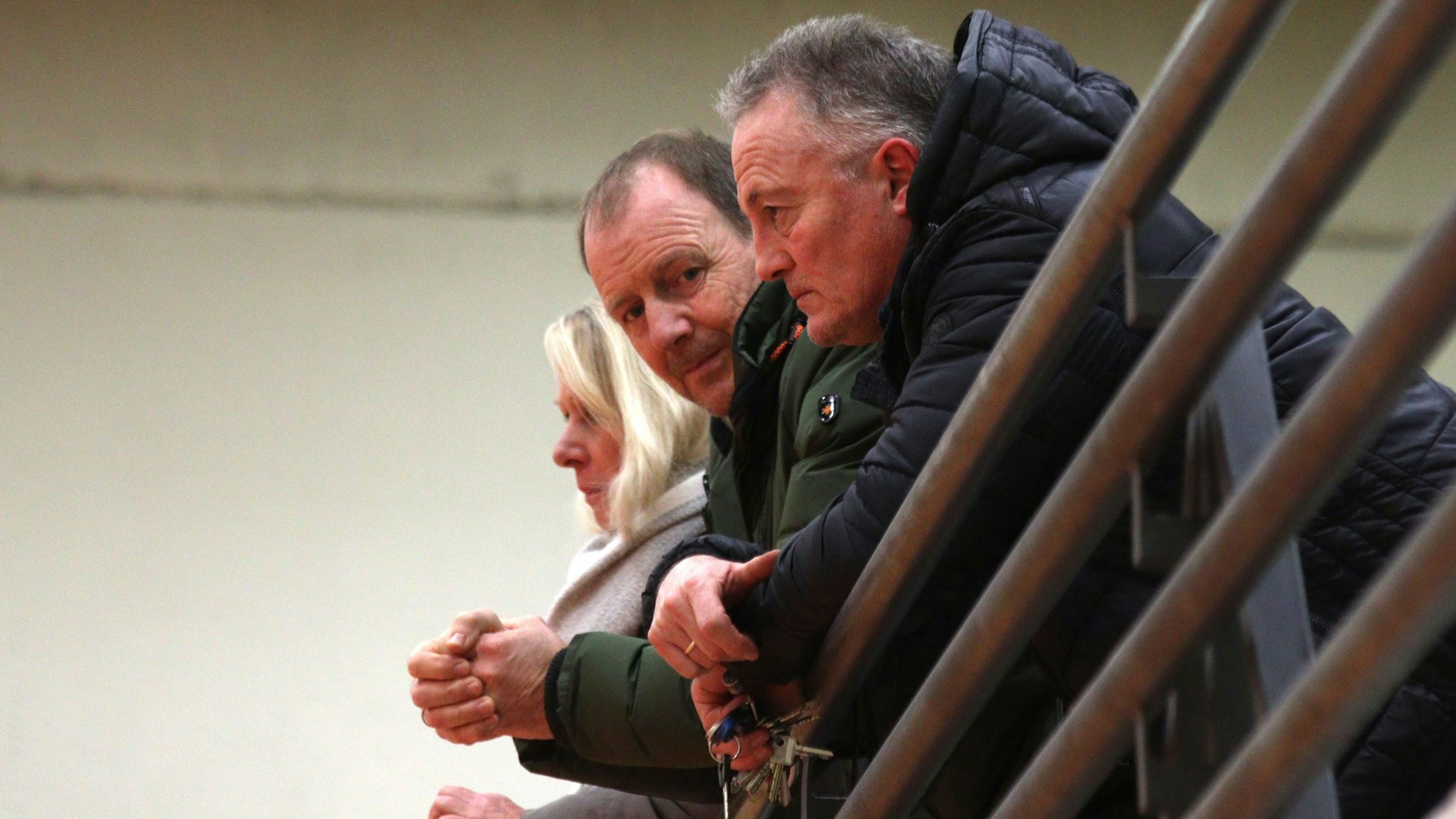 Aufs Tribünengeländer gelehnt, schauen die Väter Peter Schmitz und Kurt Lönenbach zu.