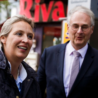 Alice Weidel, Co-Vorsitzende der AfD-Bundestagsfraktion, und Roland Hartwig, Bundestagsabgeordneter der AfD, kommen zu einem Treffen des Parteivorstandes. Der Bundesvorstand der AfD traf sich zu Beratungen über die Zukunft des Brandenburger Landeschef Kalbitz in der Partei. +++ dpa-Bildfunk +++