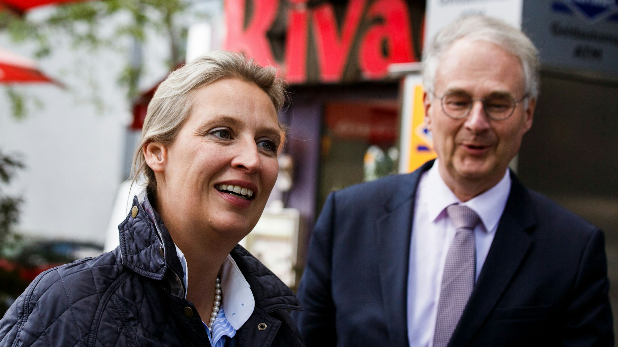 Alice Weidel, Co-Vorsitzende der AfD-Bundestagsfraktion, und Roland Hartwig, Bundestagsabgeordneter der AfD, kommen zu einem Treffen des Parteivorstandes. Der Bundesvorstand der AfD traf sich zu Beratungen über die Zukunft des Brandenburger Landeschef Kalbitz in der Partei. +++ dpa-Bildfunk +++