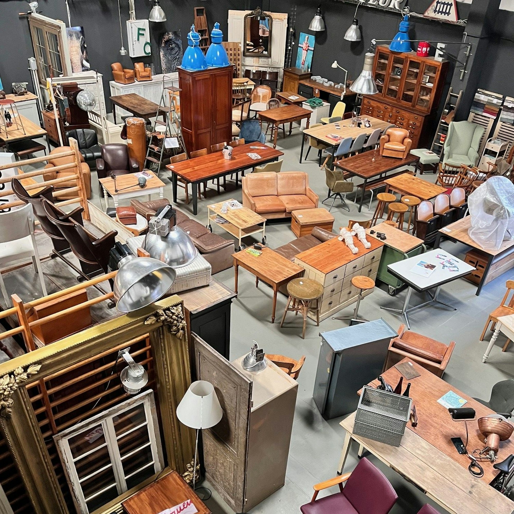 Vintage-Möbel im Geschäft "Geliebte Möbel" in Köln-Rodenkirchen.