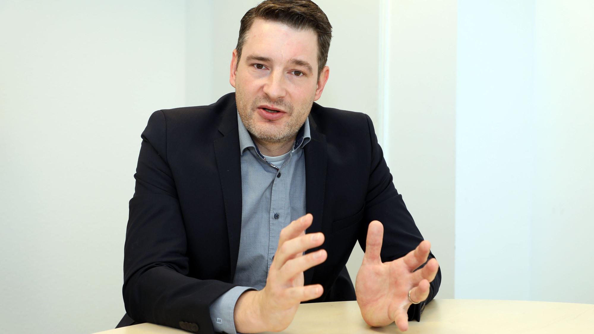Der Politiker Uwe Pakendorf (CDU) sitzt an eine Tisch und spricht im Interview.