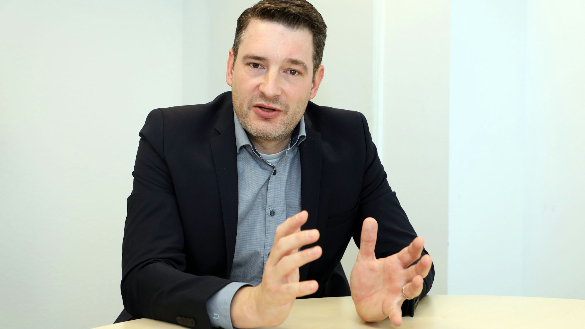 CDU-Kreistagsfraktionschef Uwe Pakendorf sitzt an einem Tisch und spricht.