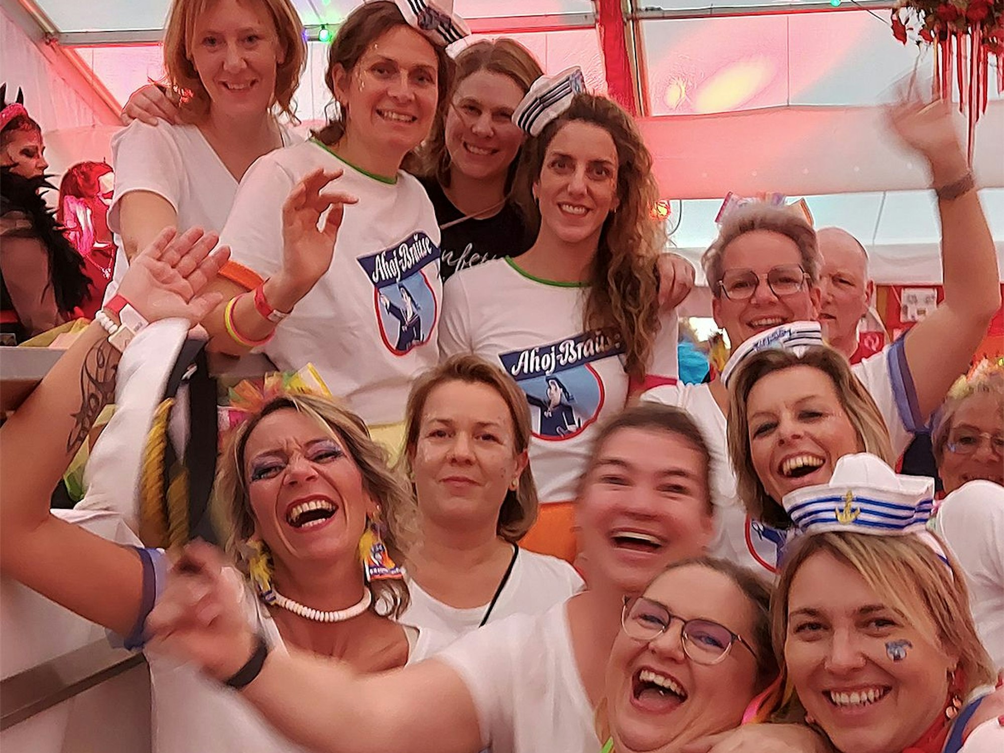 Viele Frauen in Ahoi-Brause Kostümen jubeln.