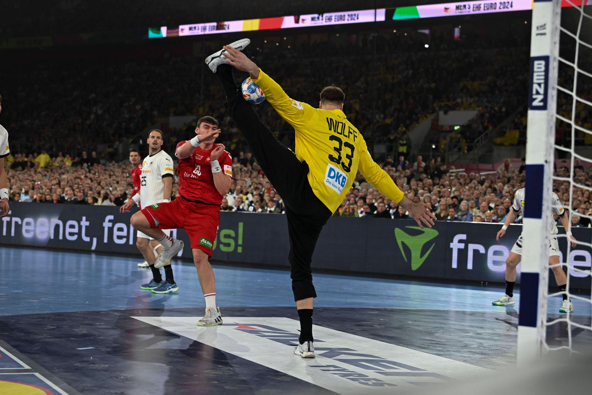 Gymnastische Höchstleistung: Und wieder hält Andreas Wolff einen Wurf aus nächster Nähe.