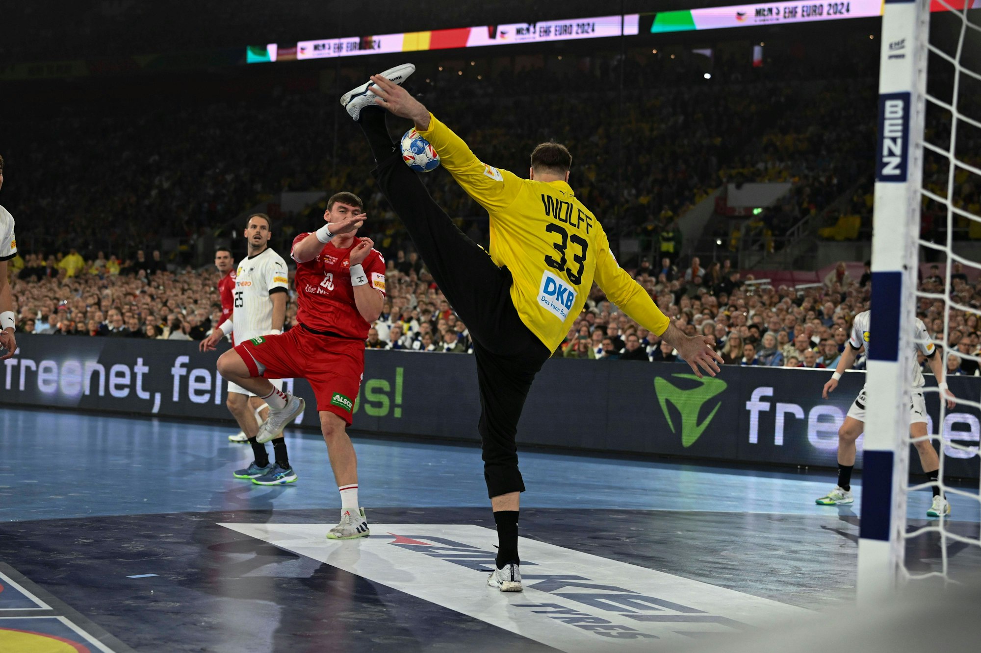 Gymnastische Höchstleistung: Und wieder hält Andreas Wolff einen Wurf aus nächster Nähe.
