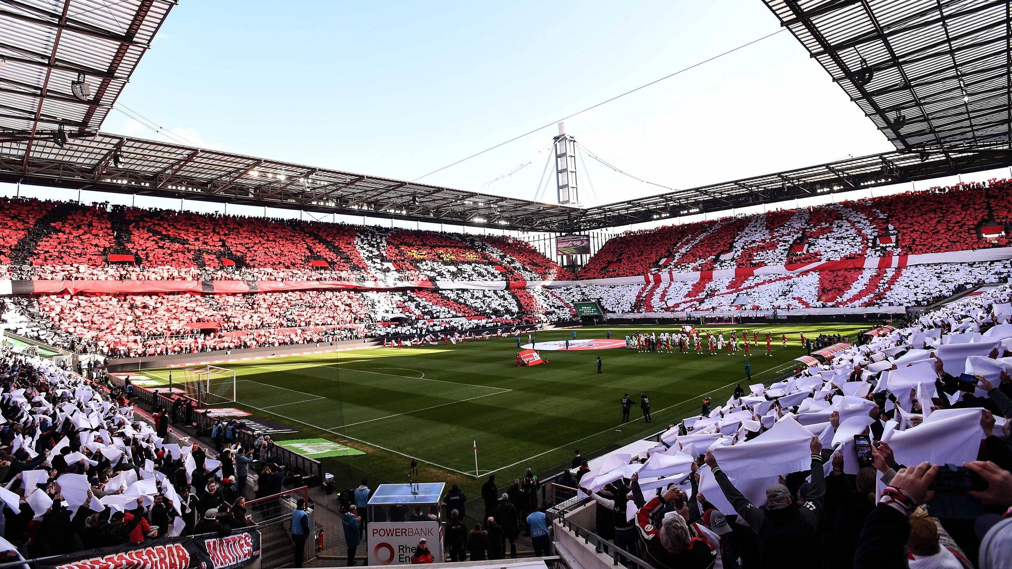 Spiel gegen VfL Wolfsburg im Februar 2023: Fans des 1. FC Köln zeigen im Rhein-Energie-Stadion eine gewaltige Choreografie.