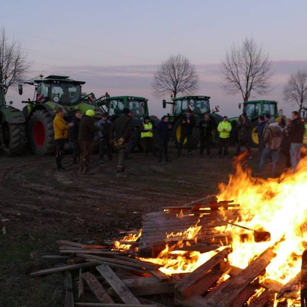 In Niederkassel haben Landwirte bei Einbruch der Dunkelheit ein Mahnfeuer entzündet.