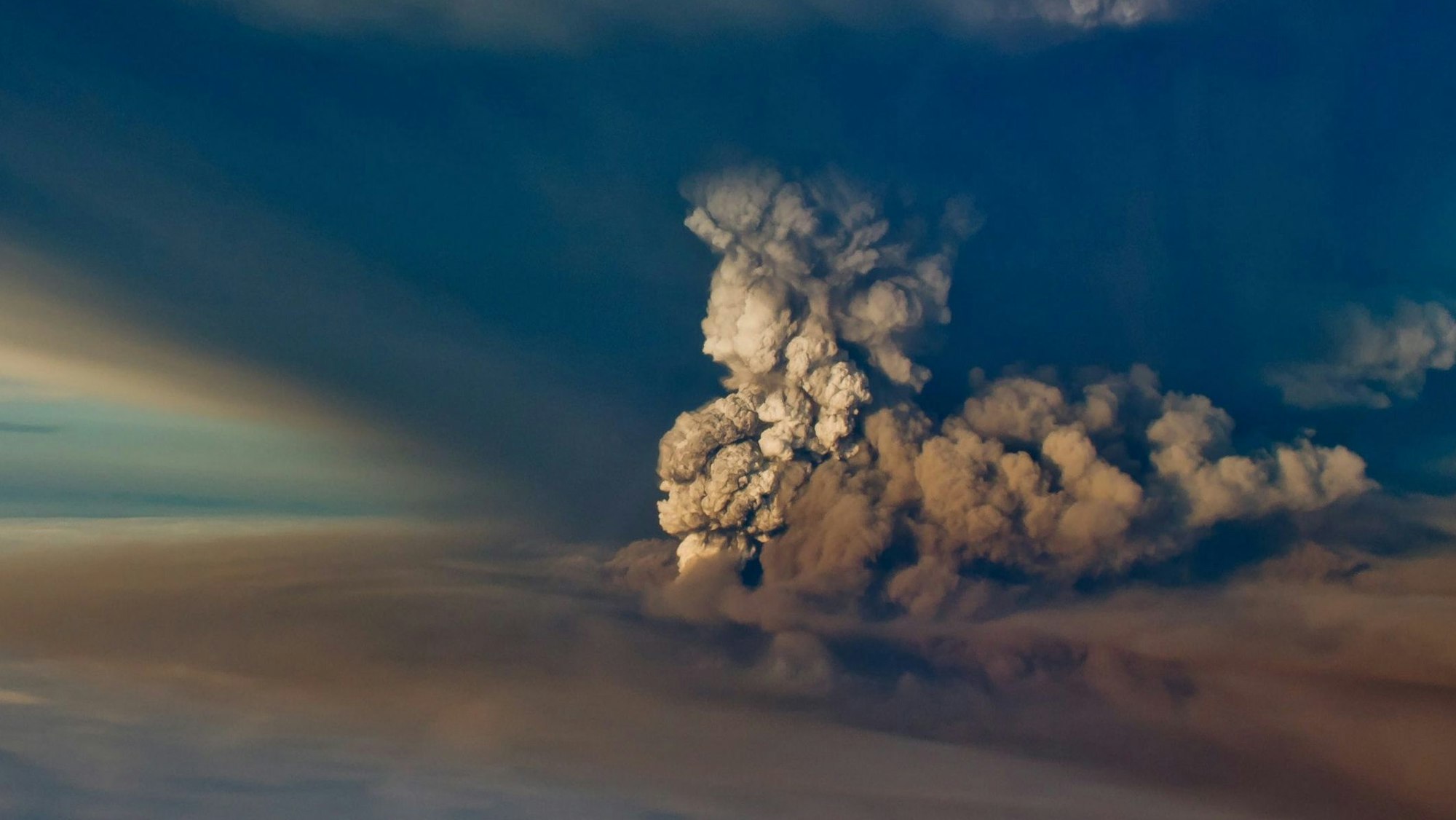 Der Vulkan Grímsvötn bei seiner letzten großen Eruption im Jahr 2011. Die mehrere Kilometer hohe Aschewolke schränkte den Flugverkehr stark ein. Ein starkes Erdbeben lässt Forscher einen verheerenden Vulkanausbruch befürchten. (Archivbild)