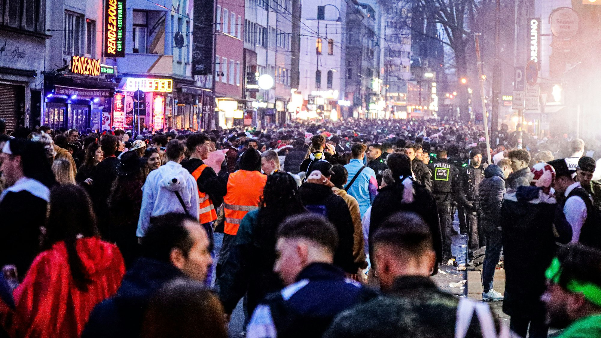 Jecken auf der Zülpicher Straße