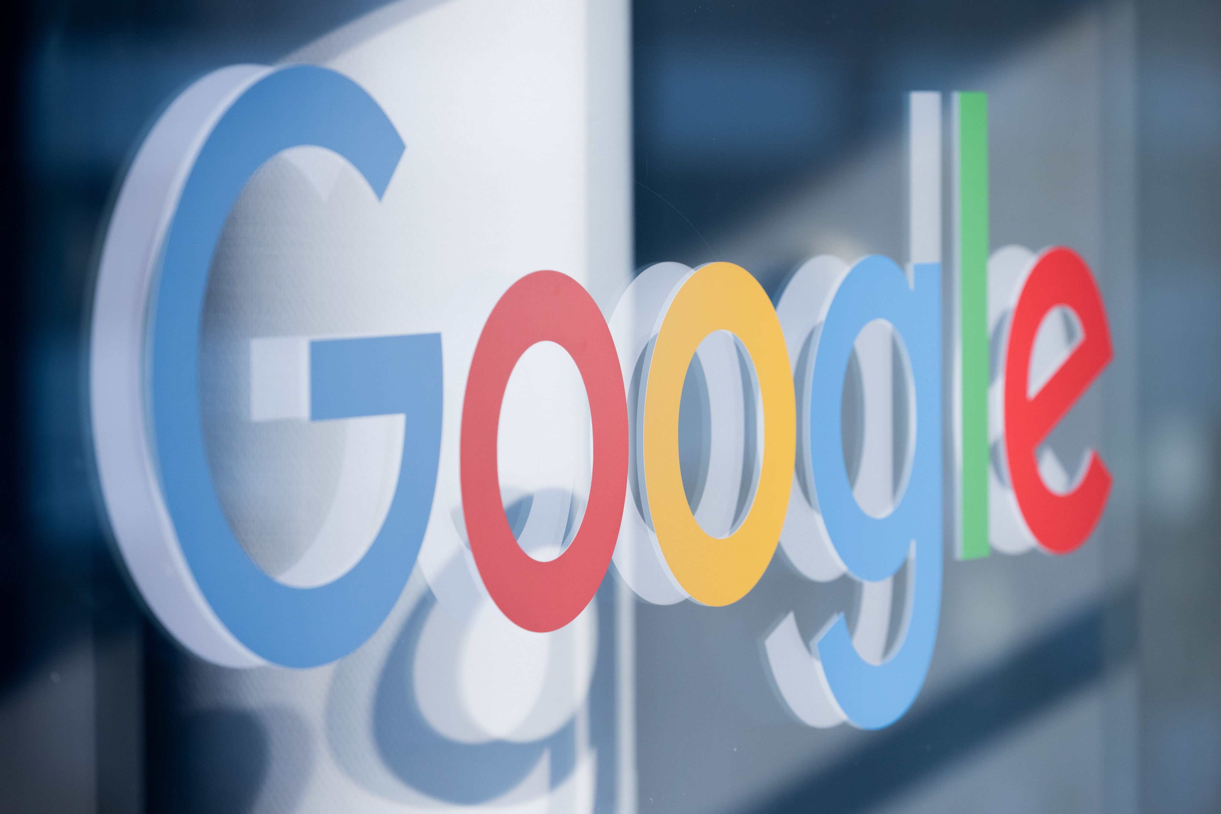 Ein Schriftzug mit dem Logo von Google klebt im Pressezentrum der Koelnmesse auf einer Glasscheibe. (Archivbild)