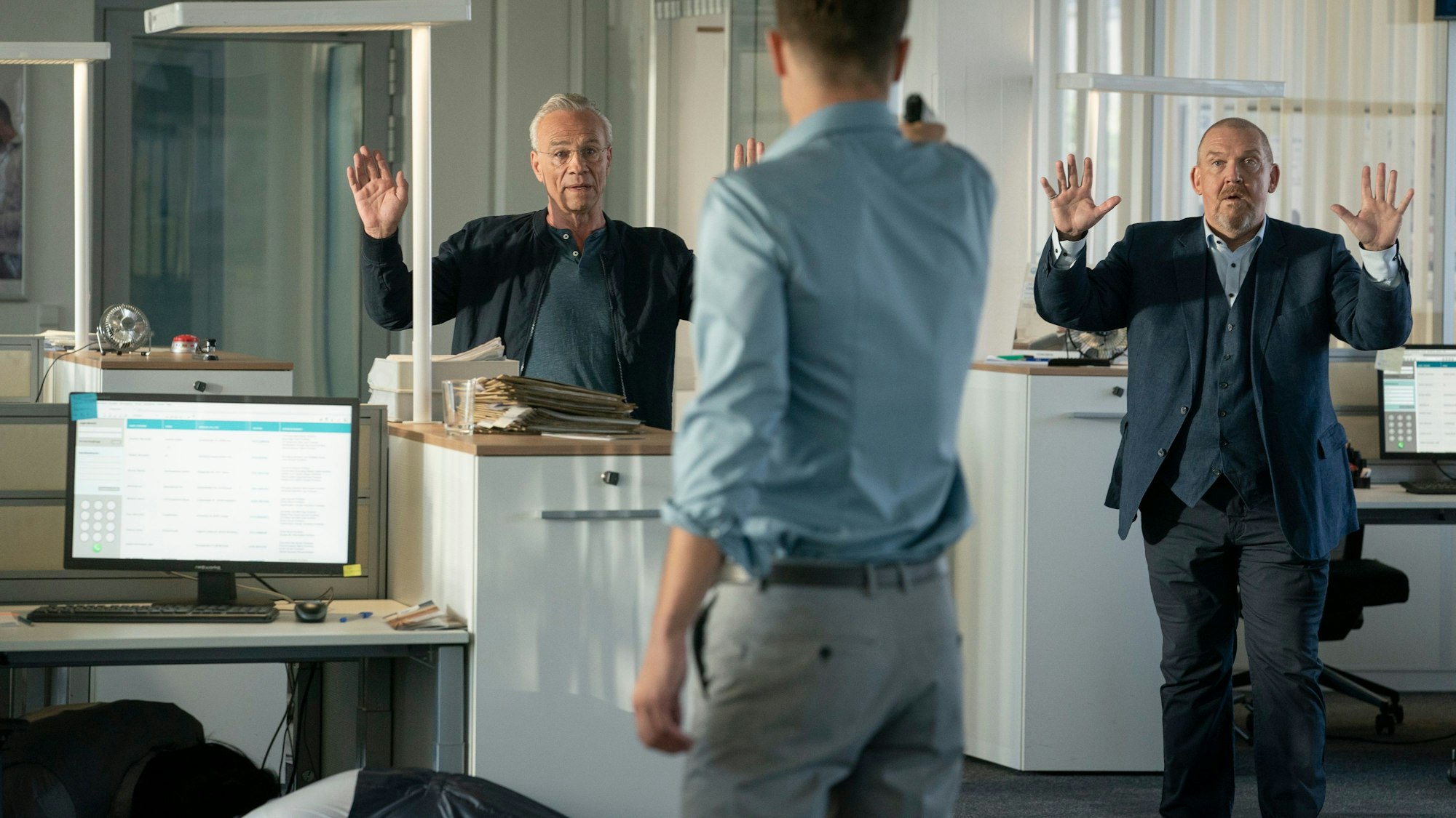 Max Ballauf (Klaus J. Behrendt, l.) und Freddy Schenk (Dietmar Bär) müssen Robert „Rocko“ Andersen (Oleg Tikhomirov) stoppen.
