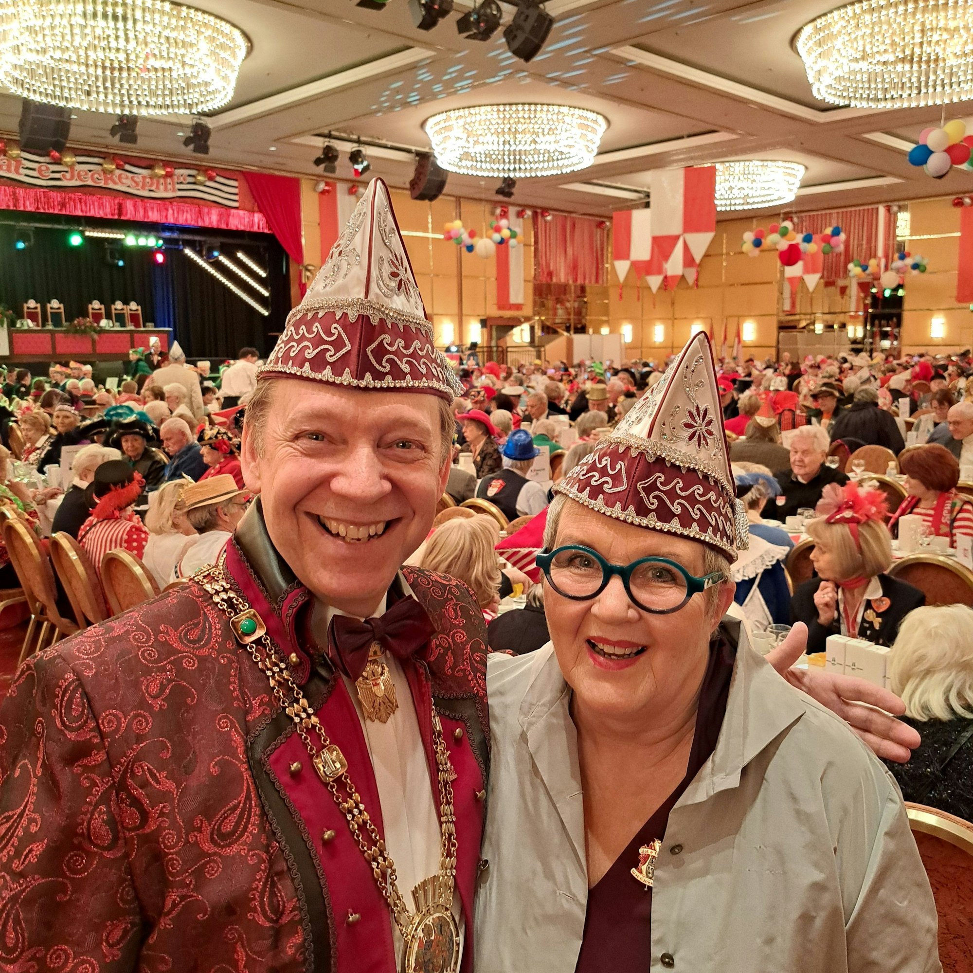 Stiftungsvorsitzende Ingrid Lohmar und Sitzungspräsident Michael Pohl lachen im Saal in die Kamera