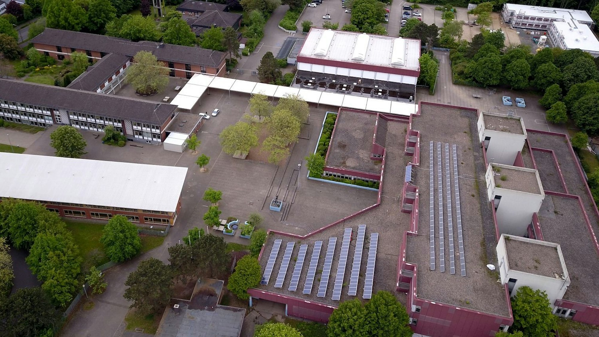 Die Luftaufnahme zeigt das undichte Dach des Niederkasseler Kopernikus-Gymnasiums von oben.