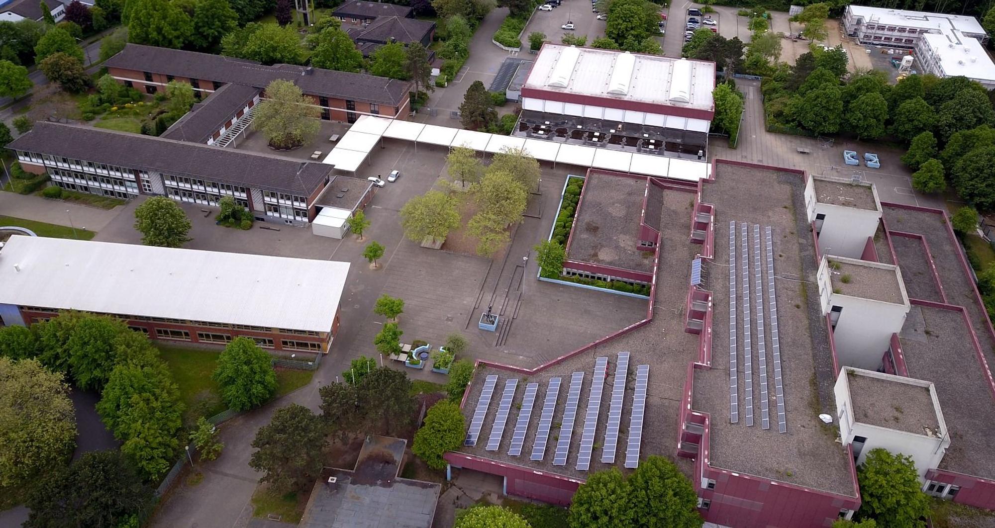 Nicht nur die Dachflächen des Niederkasseler Kopernikus-Gymnasiums bereiten Probleme. Die gesamte Gebäudehülle muss dringend saniert werden.