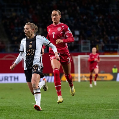 Elisa Senß Deutschland, 20 im Zweikampf mit Sanne Troelsgaard Dänemark, 07, GER, Deutschland GER vs Dänemark DEN, UEFA Frauen Fussball Nations League, Liga A, 5. Spieltag, 01.12.2023 DFB/DFL regulations prohibit any use of photographs as image sequences and/or quasi-video GER, Deutschland GER vs Dänemark DEN, UEFA Frauen Fussball Nations League, Liga A, 5. Spieltag, 01.12.2023 Rostock *** Elisa Senß Germany, 20 in duel with Sanne Troelsgaard Denmark, 07 , GER, Germany GER vs Denmark DEN , UEFA Womens Football Nations League, Liga A, 5 Matchday, 01 12 2023 DFB DFL regulations prohibit any use of photographs as image sequences and or quasi video GER, Germany GER vs Denmark DEN , UEFA Womens Football Nations League, Liga A, 5 Matchday, 01 12 2023 Rostock Copyright: xEibner-Pressefoto/Memmlerx EP_MMR