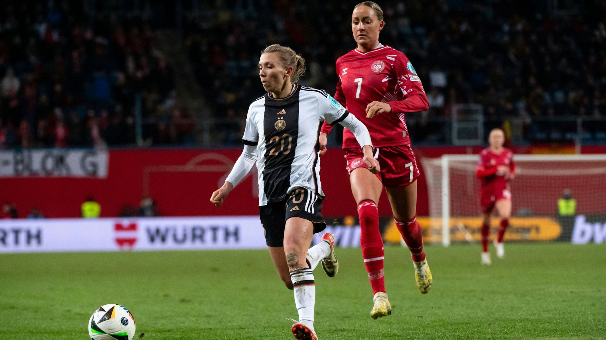 Elisa Senß Deutschland, 20 im Zweikampf mit Sanne Troelsgaard Dänemark, 07, GER, Deutschland GER vs Dänemark DEN, UEFA Frauen Fussball Nations League, Liga A, 5. Spieltag, 01.12.2023 DFB/DFL regulations prohibit any use of photographs as image sequences and/or quasi-video GER, Deutschland GER vs Dänemark DEN, UEFA Frauen Fussball Nations League, Liga A, 5. Spieltag, 01.12.2023 Rostock *** Elisa Senß Germany, 20 in duel with Sanne Troelsgaard Denmark, 07 , GER, Germany GER vs Denmark DEN , UEFA Womens Football Nations League, Liga A, 5 Matchday, 01 12 2023 DFB DFL regulations prohibit any use of photographs as image sequences and or quasi video GER, Germany GER vs Denmark DEN , UEFA Womens Football Nations League, Liga A, 5 Matchday, 01 12 2023 Rostock Copyright: xEibner-Pressefoto/Memmlerx EP_MMR