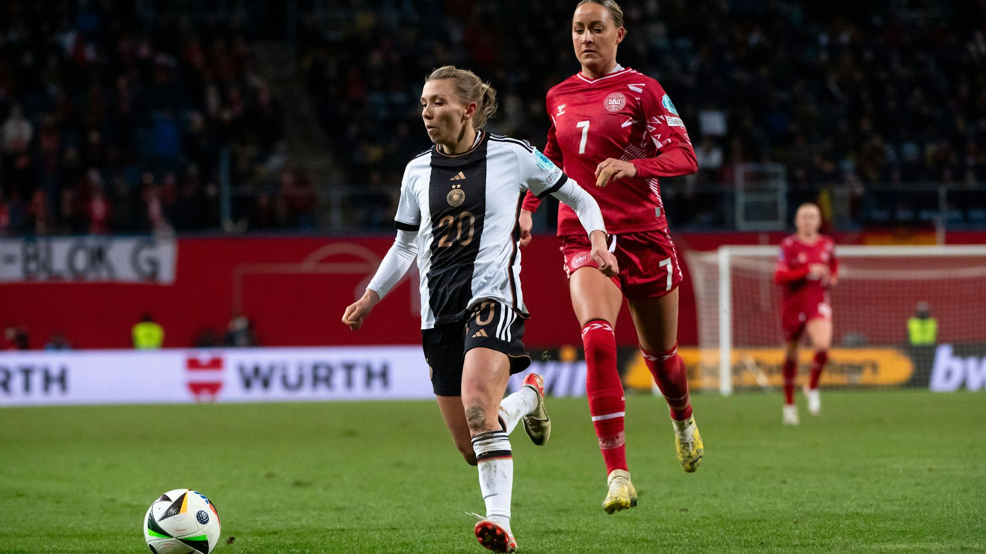 Elisa Senß Deutschland, 20 im Zweikampf mit Sanne Troelsgaard Dänemark, 07, GER, Deutschland GER vs Dänemark DEN, UEFA Frauen Fussball Nations League, Liga A, 5. Spieltag, 01.12.2023 DFB/DFL regulations prohibit any use of photographs as image sequences and/or quasi-video GER, Deutschland GER vs Dänemark DEN, UEFA Frauen Fussball Nations League, Liga A, 5. Spieltag, 01.12.2023 Rostock *** Elisa Senß Germany, 20 in duel with Sanne Troelsgaard Denmark, 07 , GER, Germany GER vs Denmark DEN , UEFA Womens Football Nations League, Liga A, 5 Matchday, 01 12 2023 DFB DFL regulations prohibit any use of photographs as image sequences and or quasi video GER, Germany GER vs Denmark DEN , UEFA Womens Football Nations League, Liga A, 5 Matchday, 01 12 2023 Rostock Copyright: xEibner-Pressefoto/Memmlerx EP_MMR