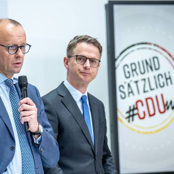 CDU-Chef Friedrich Merz steht neben dem stellvertretenden Bundesvorsitzenden Carsten Linnemann. Die CDU will einen Satz in ihrem Grundsatzprogramm ändern. (Archivbild)