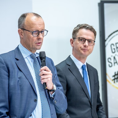 CDU-Chef Friedrich Merz steht neben dem stellvertretenden Bundesvorsitzenden Carsten Linnemann. Die CDU will einen Satz in ihrem Grundsatzprogramm ändern. (Archivbild)