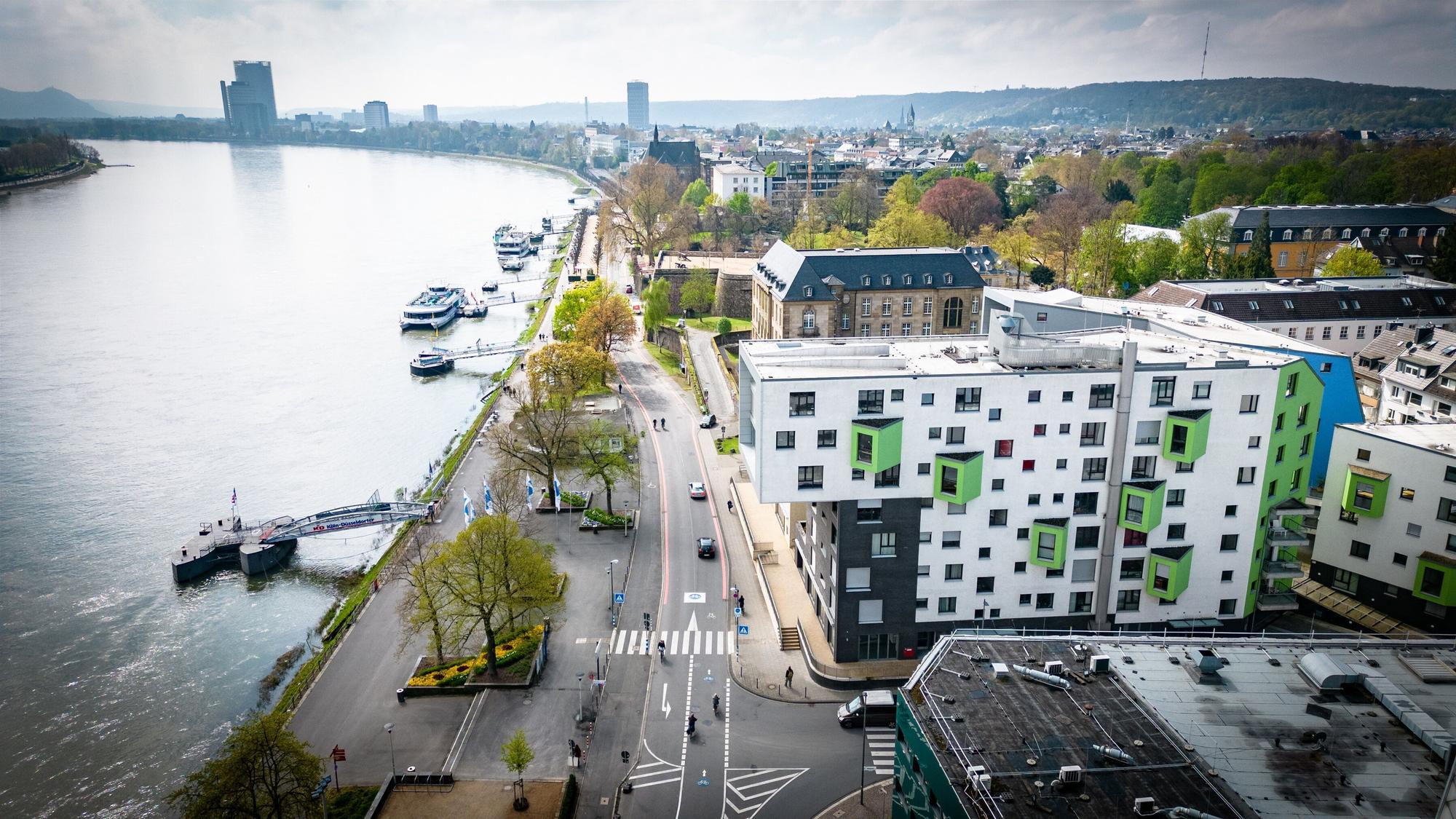 Das Bonner Rheinufer in der Ansicht von oben. Verschiedene Gebäude an Straßen sind zu sehen.