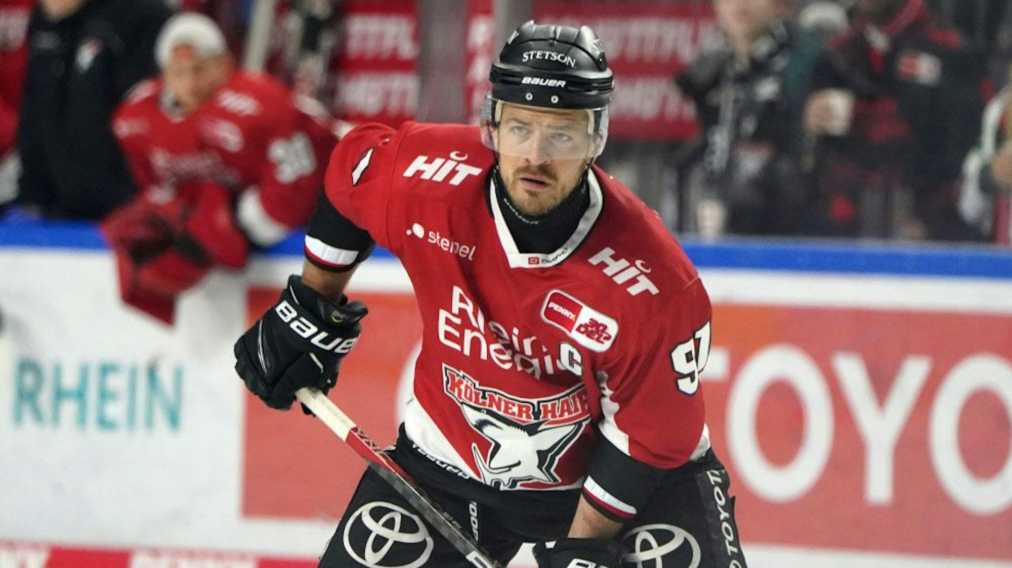 Moritz Müller der Kölner Haie fokussiert im Spiel gegen die Löwen Frankfurt