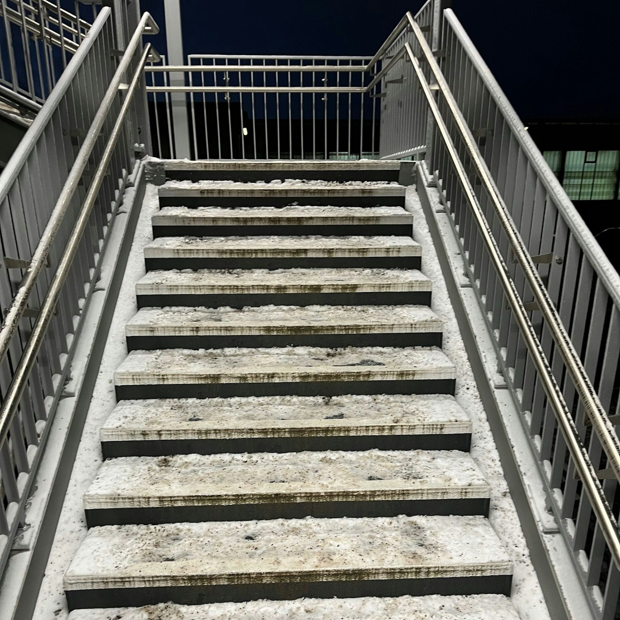 Die Treppe zur Bahnsteigbrücke war am Montag und Dienstag glatt.