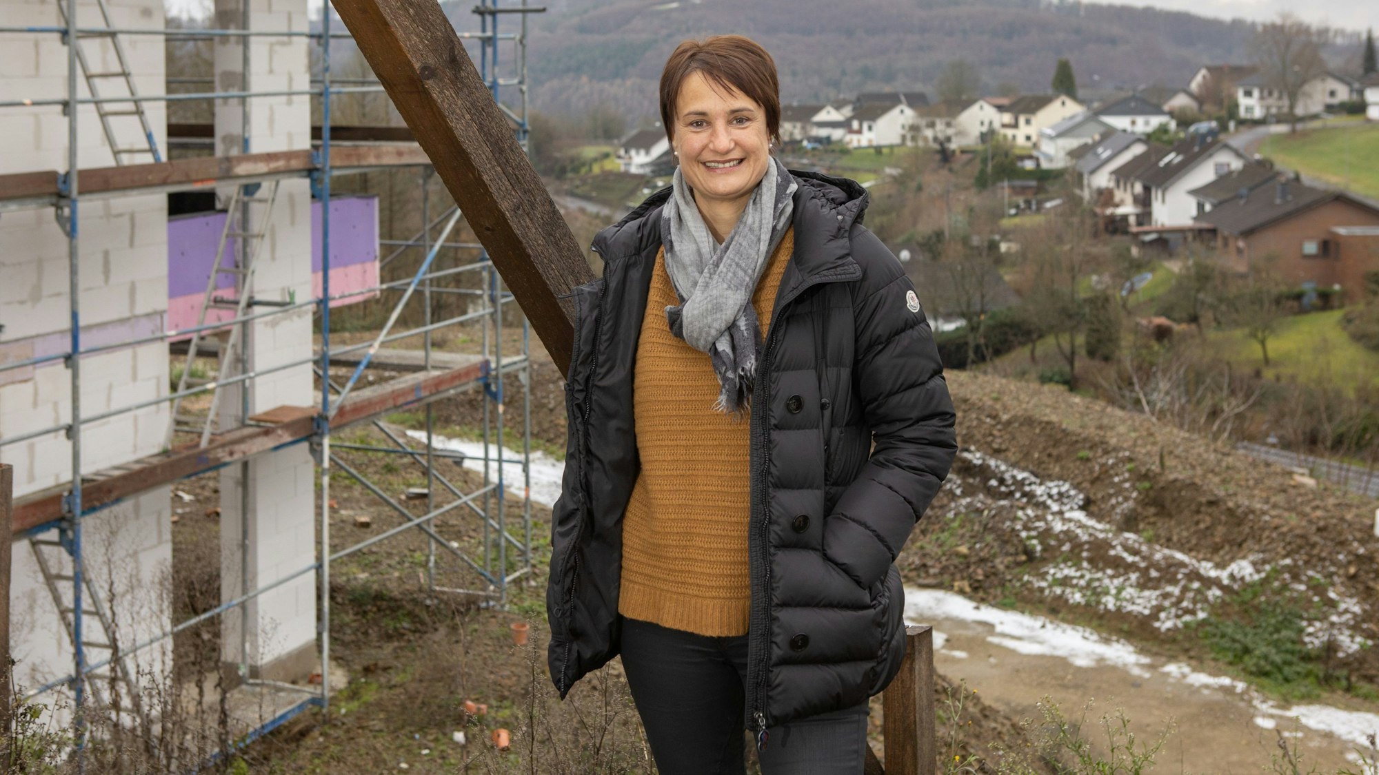 20201202, Morsbach  Michaela Schneider (Baufachwirtin) von der Julius & Hans-Kurt Schneider GmbH steht vor den erst kuerzlich fertig gestellten Hauesern in Morsbach / Hoehenweg