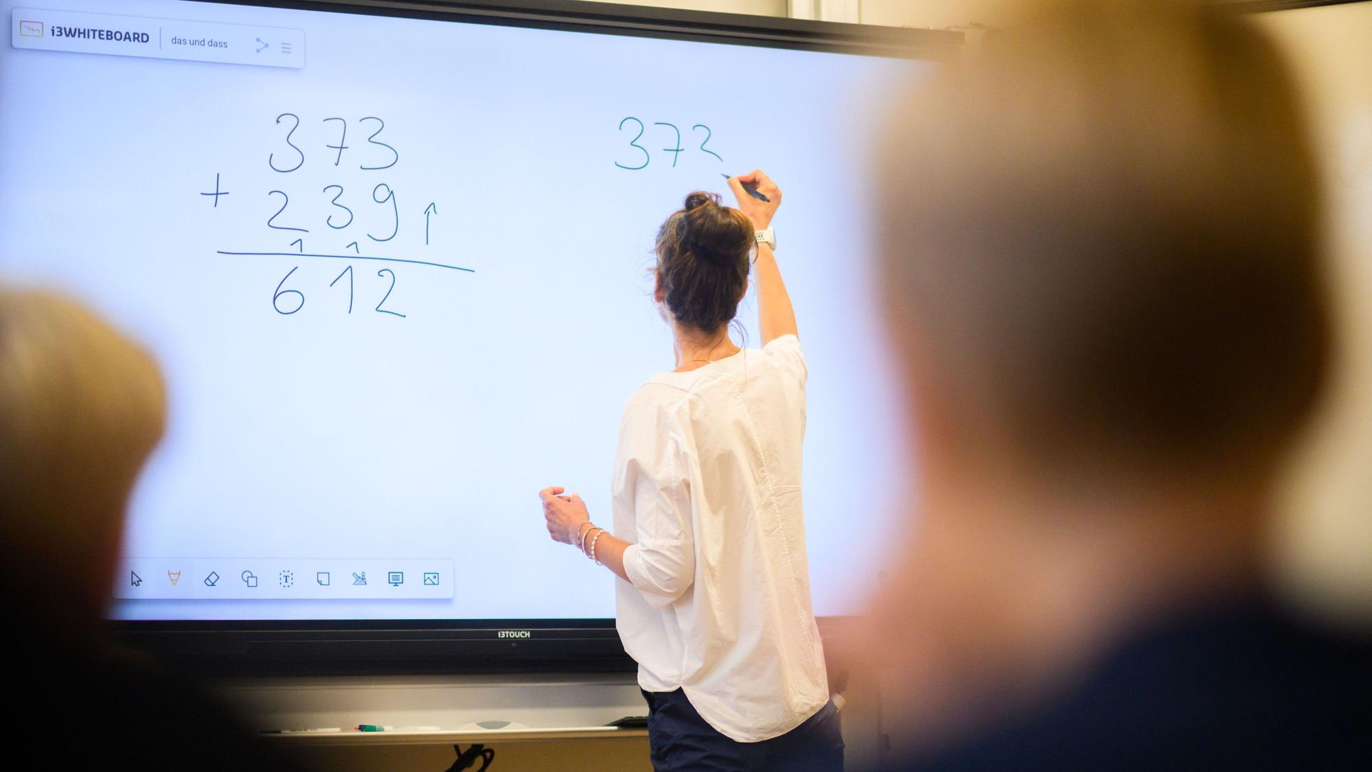 Eine Lehrerin aus Duisburg, die ihre Krankheit über viele Jahre vorgetäuscht haben soll, wird nun angeklagt (Symbolbild).