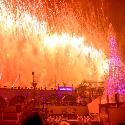 Zu sehen ist ein vom Feuerwerk erleuchteter Himmel über dem Freizeitpark.