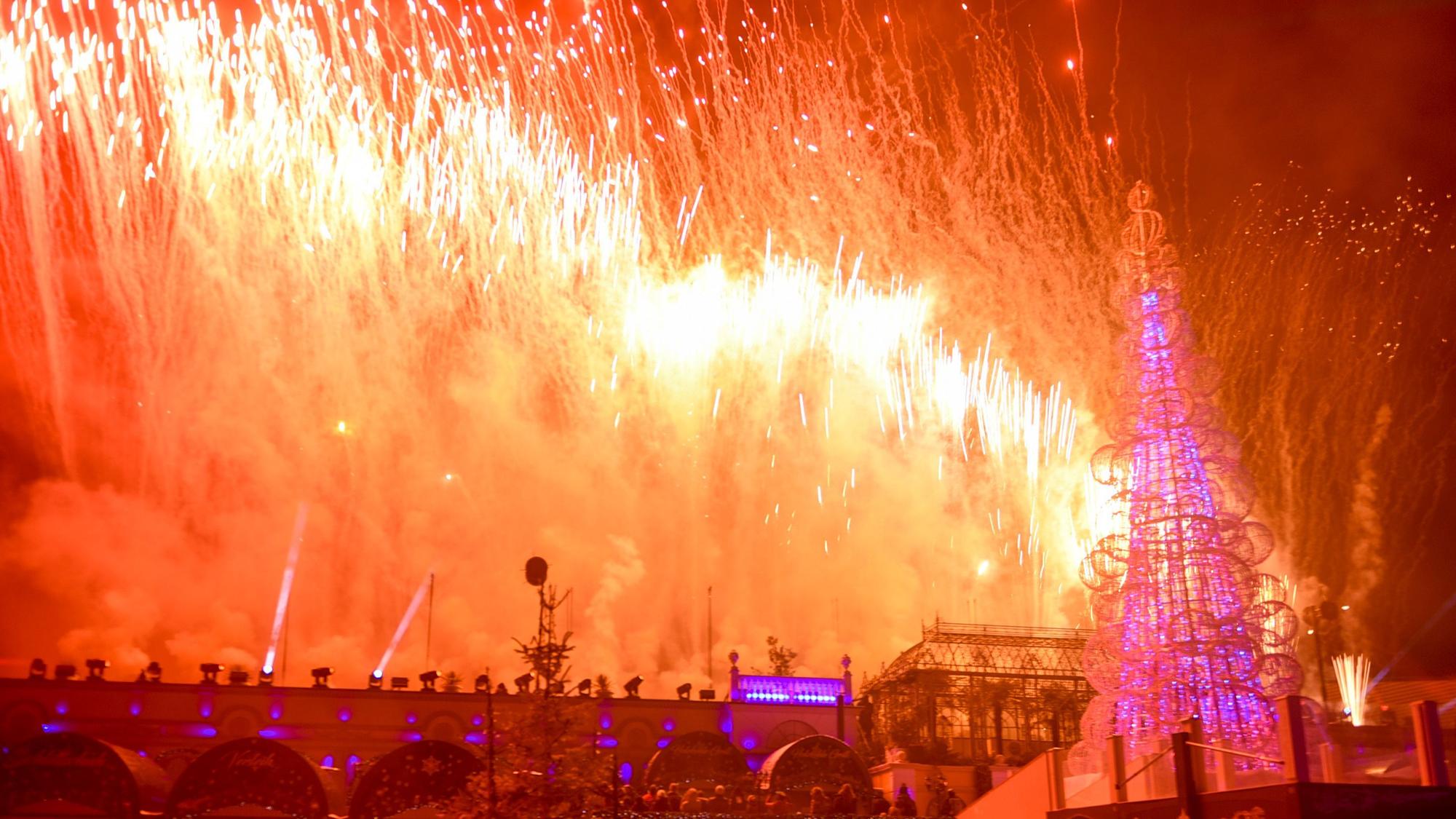 Zu sehen ist ein vom Feuerwerk erleuchteter Himmel über dem Freizeitpark.