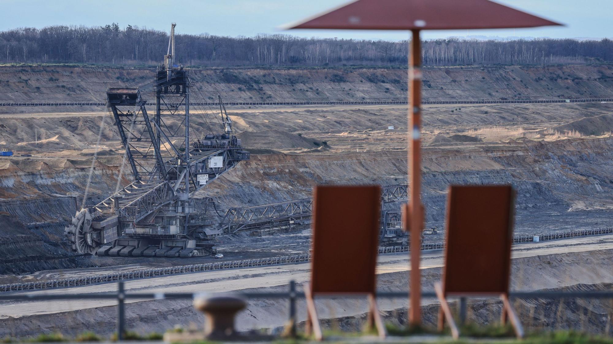 Ein Bagger steht in der Nähe des Aussichtspunktes Terra Nova im Tagebau Hambach. Im Rheinischen Revier schaufeln die Braunkohlebagger weiter.
