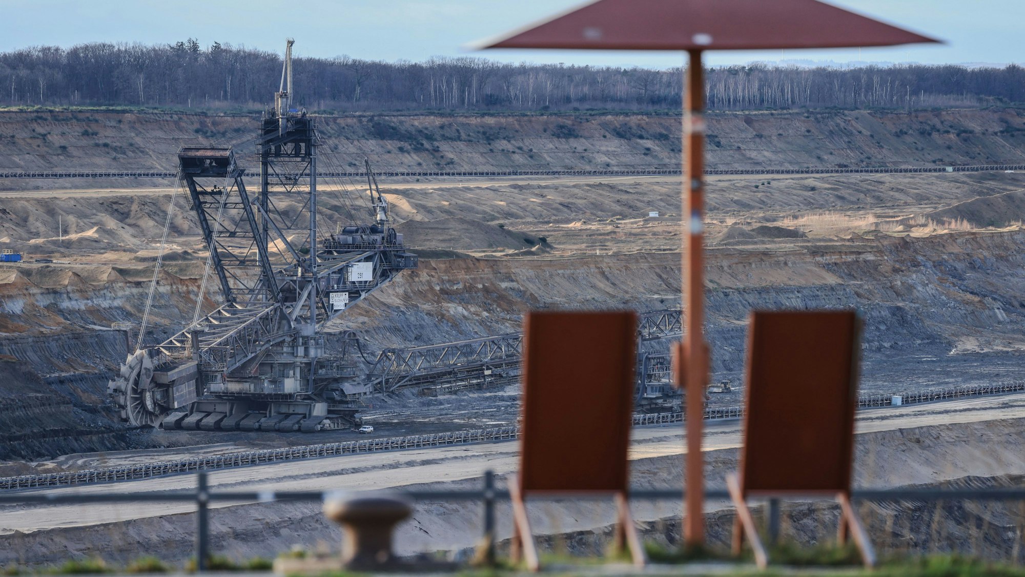 Ein Bagger steht in der Nähe des Aussichtspunktes Terra Nova im Tagebau Hambach. Im Rheinischen Revier schaufeln die Braunkohlebagger weiter.