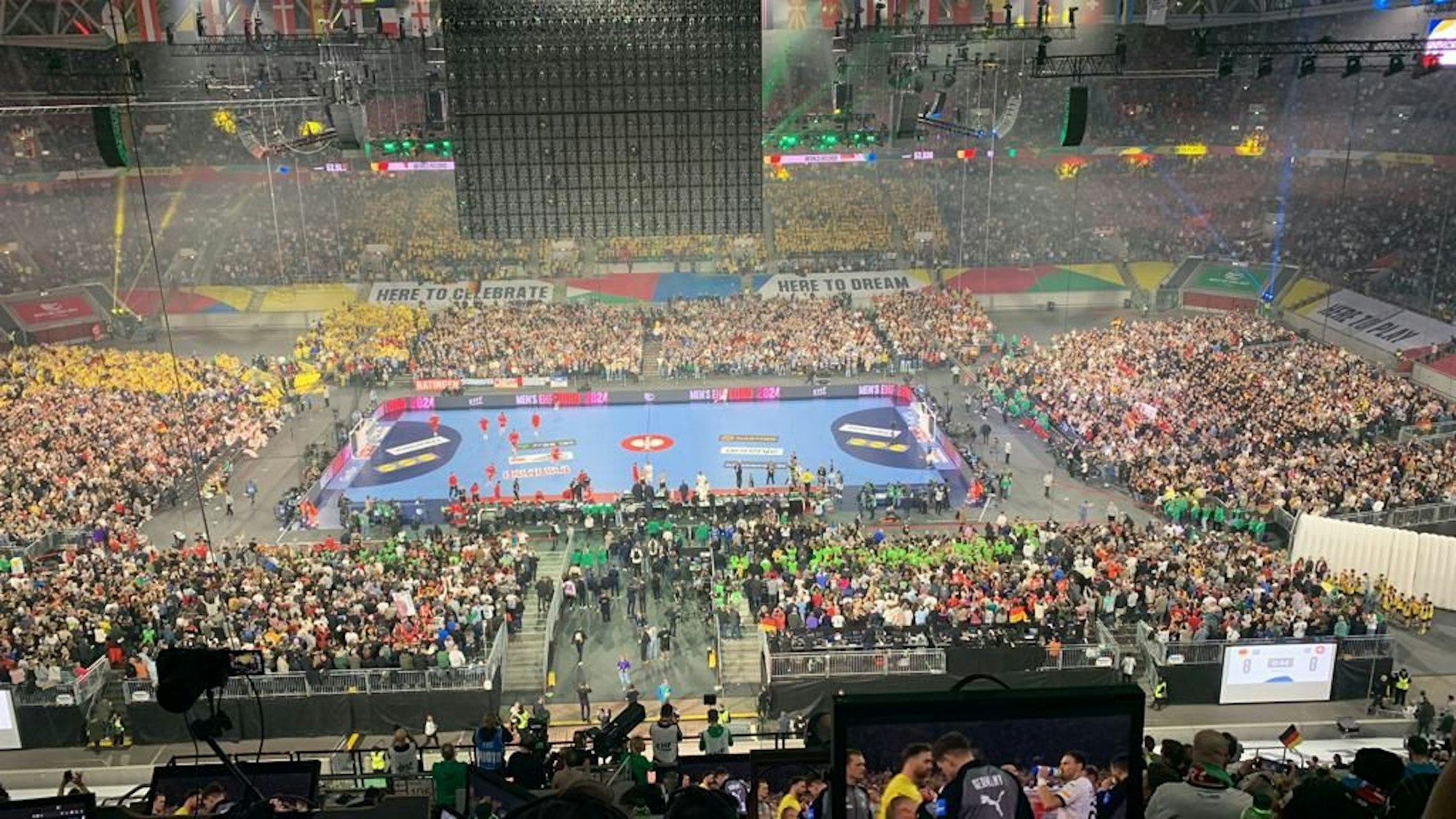 Blick ins ausverkaufte Rund: 53.586 Menschen haben das Auftaktspiel der deutschen Mannschaft bei der Heim-EM in Düsseldorf gesehen.