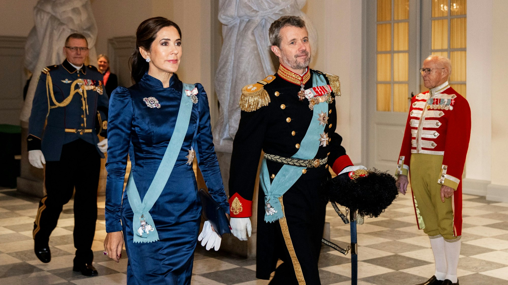 Kronprinz Frederik von Dänemark (r) und Kronprinzessin Mary von Dänemark kommen zur Begrüßung des diplomatischen Corps anlässlich des neuen Jahres im Schloss Christiansborg.