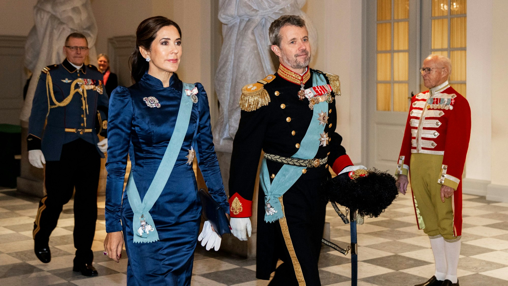 Kronprinz Frederik von Dänemark (r) und Kronprinzessin Mary von Dänemark kommen zur Begrüßung des diplomatischen Corps anlässlich des neuen Jahres im Schloss Christiansborg.