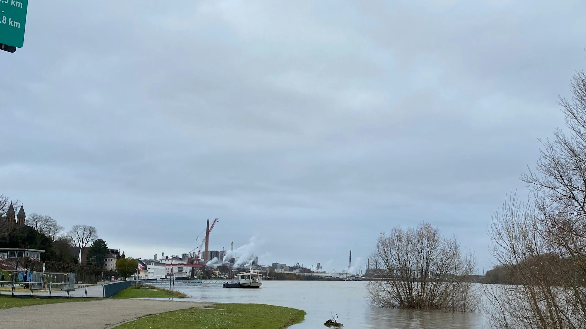 Das Foto zeigt den Rhein bei Wesseling.