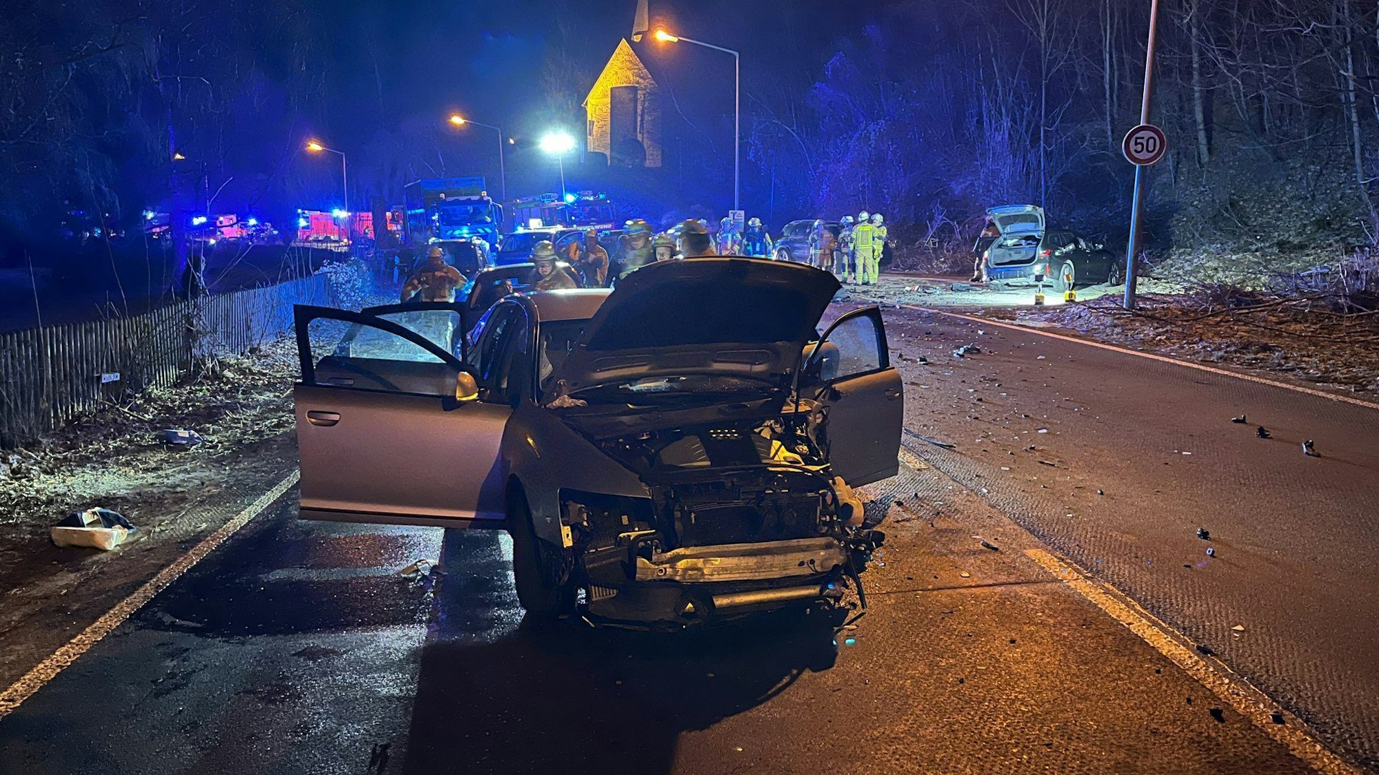 Feuerwehreinsatz nach Frontalzusammenstoß zweier Autos in Menden im Sauerland. Der angeforderte Rettungshubschrauber musste Kilometer weit entfernt landen.