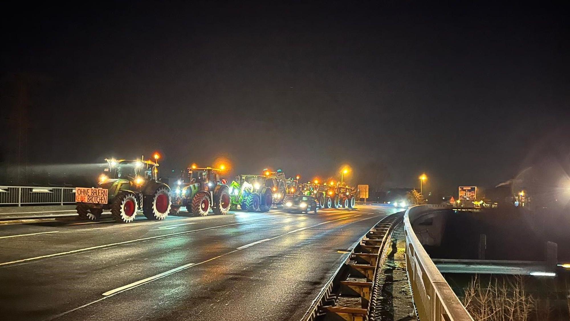 Protestaktionen der Landwirte laufen auf den Autobahnbrücken in Spich, Oberlar, Sieglar und Niederkassel.