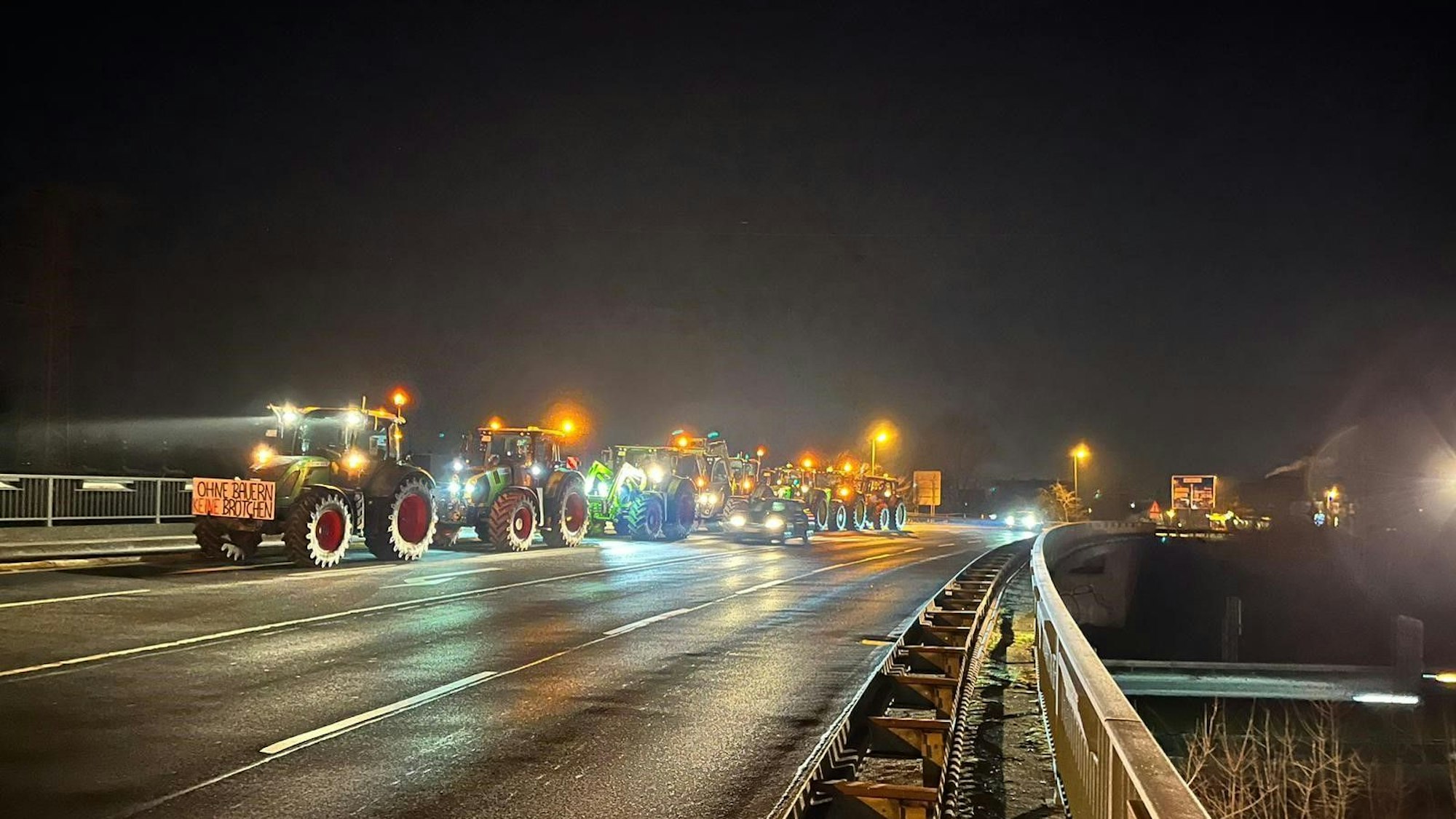 Protestaktionen der Landwirte laufen auf den Autobahnbrücken in Spich, Oberlar, Sieglar und Niederkassel.
