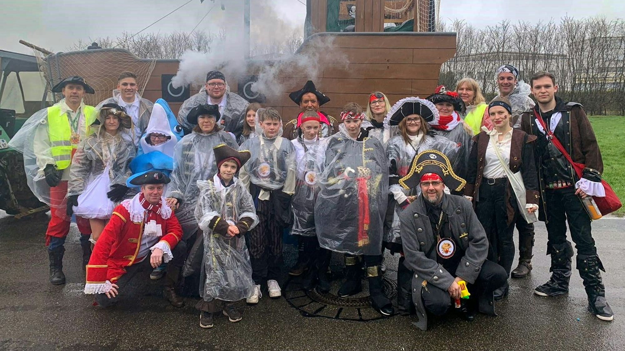 Die Godorfer Rheinpiraten 2015 organisieren den diesjährigen Rosenmontagszug in ihrem Stadtteil.