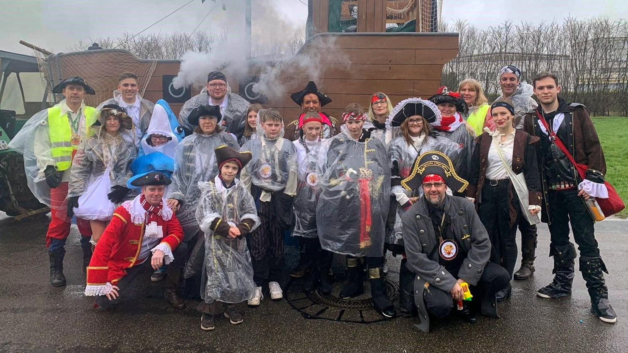 Die Godorfer Rheinpiraten 2015 organisieren den diesjährigen Rosenmontagszug in ihrem Stadtteil.