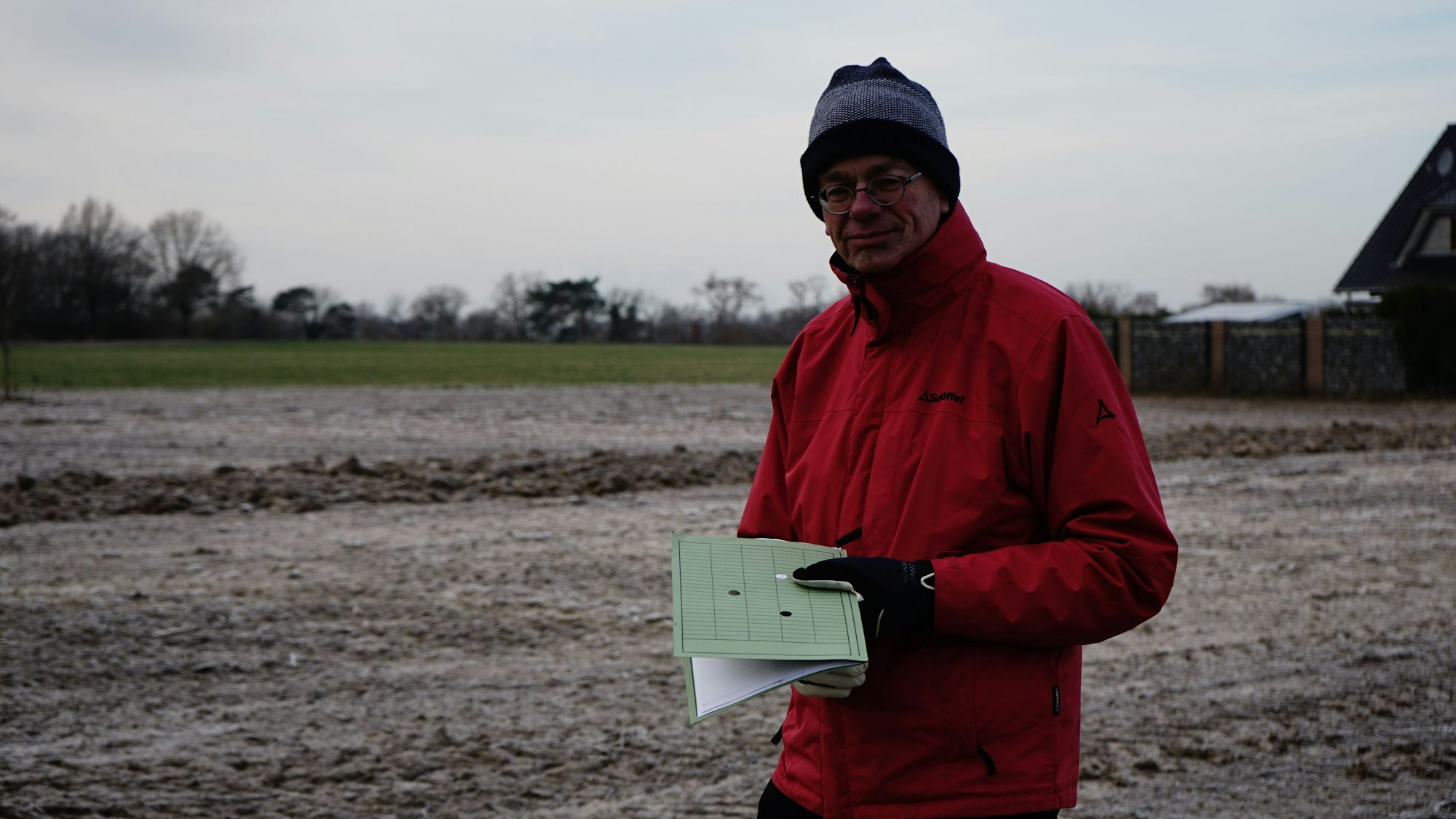 Ortsvorsteher Klaus Ripp vor einem gefrorenen Acker.
