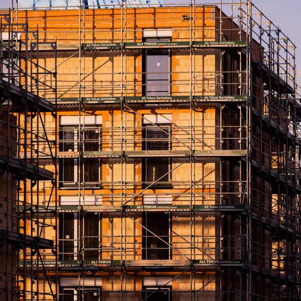 Neubauwohnungen werden am Kölner Stadtwald gebaut.