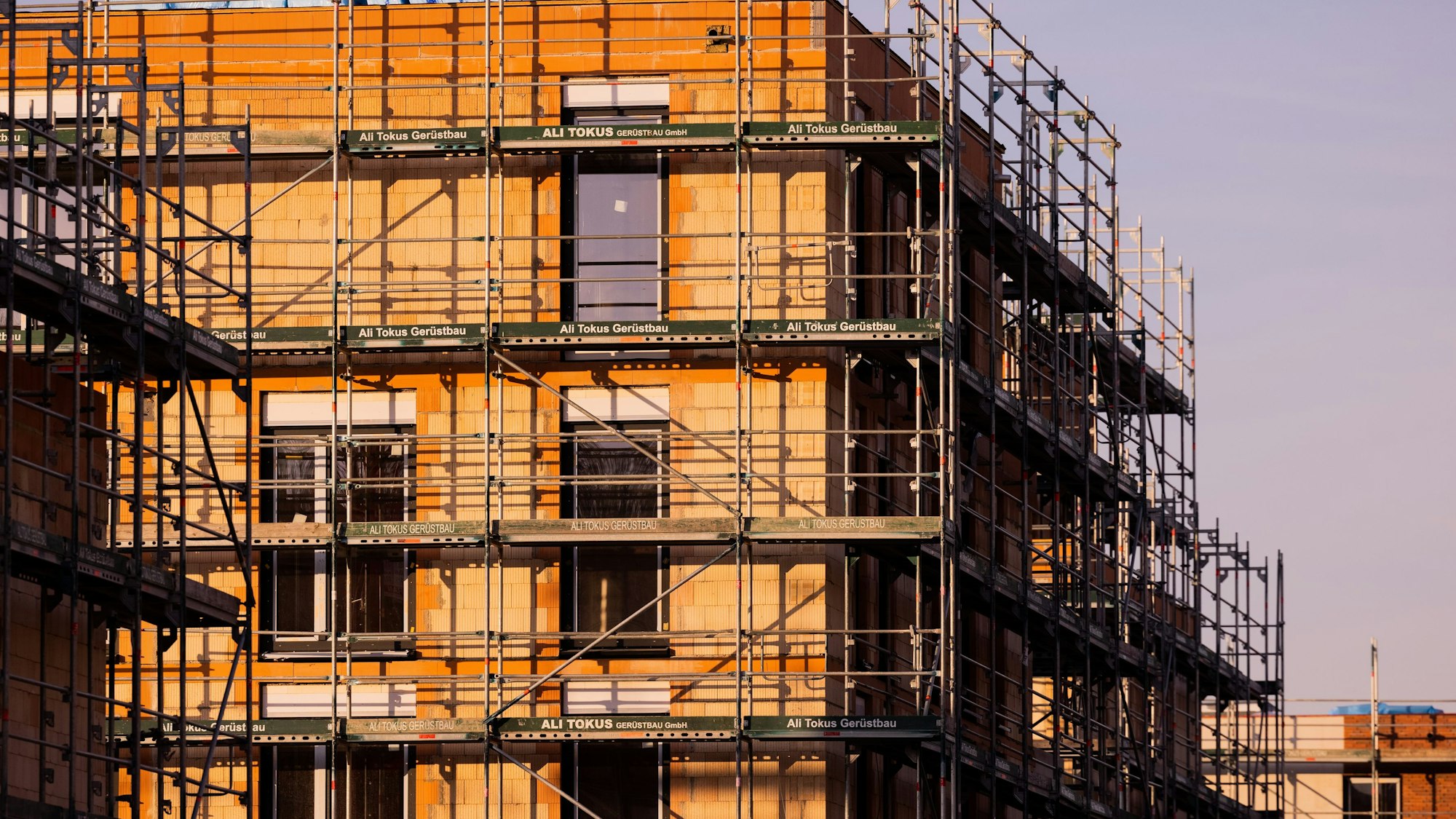 Neubauwohnungen werden am Kölner Stadtwald gebaut.