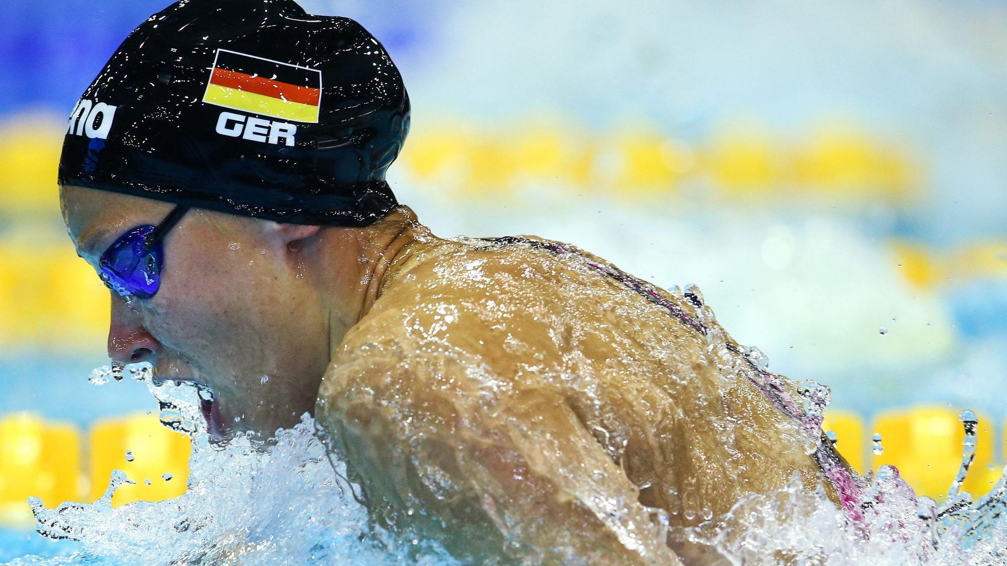 Das Bild zeigt eine Schwimmerin im Becken.