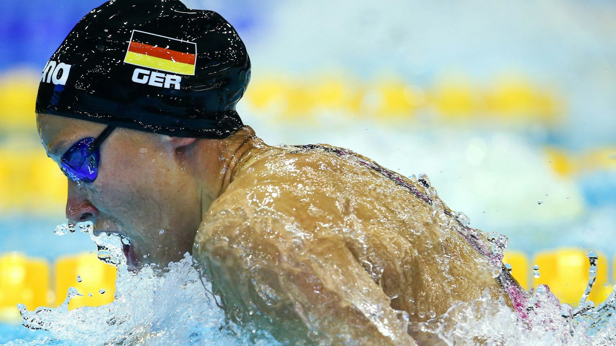 Das Bild zeigt eine Schwimmerin im Becken.