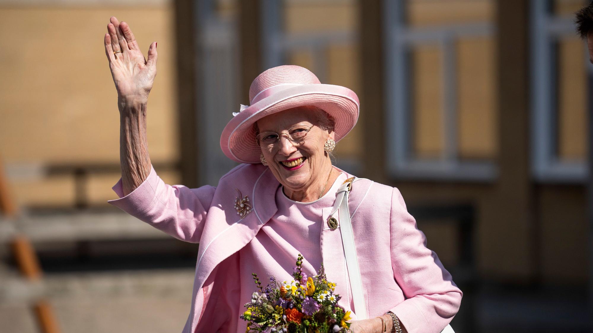 Königin Margrethe II. von Dänemark, winkt bei ihrem Besuch in der Gemeinde Fredericia.