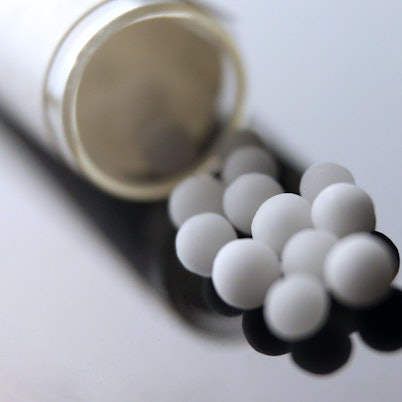 Homöopathie: Globuli liegen auf einem Tisch. (Symbolbild)